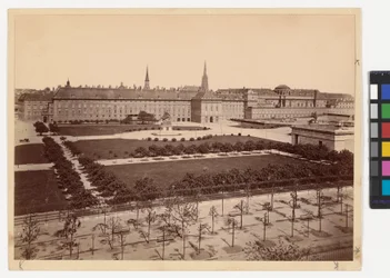 1. Burg - Heldenplatz - Pohled k Leopoldinskému křídlu Hofburgu