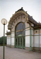 Secese: pohled na pavilon stanice metra Karlsplatz (dnes kavárna), vytvořený architektem Otto Wagnerem (1841-1918) (Vídeňská secese), 1894-1899, Vídeň, Rakousko