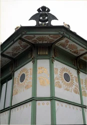 Secese: pohled na pavilon stanice metra Karlsplatz (nyní kavárna), dílo architekta Otty Wagnera (1841-1918) (Vídeňská secese), 1894-1899, Vídeň, Rakousko