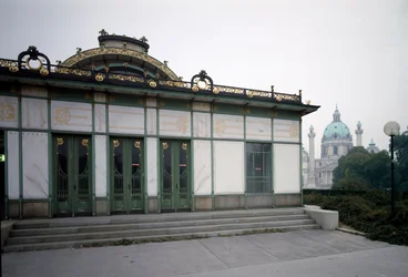 Secese: pohled na pavilon stanice metra Karlsplatz, nyní kavárnu, vytvořený architektem Otto Wagnerem (1841-1918), Vídeňská secese, 1894-1899, Vídeň, Rakousko