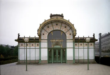 Secese: pohled na pavilon stanice metra Karlsplatz, dnes kavárna, vytvořený architektem Ottou Wagnerem (1841-1918), Vídeňská secese, 1894-1899, Vídeň, Rakousko
