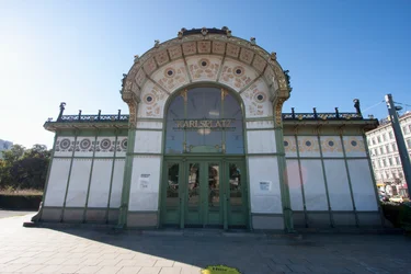 Stanice městské dráhy Karlsplatz navržená Ottou Wagnerem, Vídeň, Rakousko