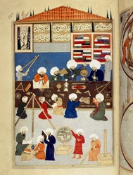 Věda a islám: popis astronomické observatoře arabského vědce Taqi al-Dina (Taqi al Din nebo Takiyuddin) (1526-1585), postavené za Murada III v Istanbulu roku 1577, astronomové pracují s přístroji. Rukopisná miniatura Ms. FY 1404