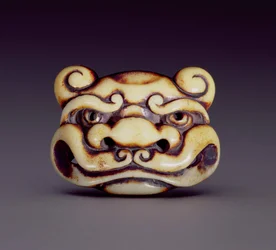 Netsuke zobrazující tvář démona oni, kolem roku 1870 (jelení paroh)
