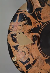 Detail podkrovního poháru s červenou postavou zobrazující Neoptolema, jak se snaží zabít Priama s mrtvolou Astyanaxe, kolem 490 př. n. l. (keramika) (interiér viz 92562)