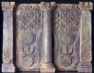 Vlys zobrazující stopy Buddhy, Gandhara 1. až 5. století našeho letopočtu;