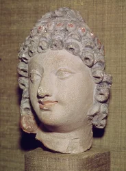 Hlava Buddhy, řecko-buddhistický styl, 1.-4. století (štuk)
