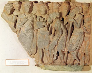 Vítězství nad hadem, reliéf zobrazující Buddhu, jak udiveným bráhmanům ukazuje obávaného hada, řecko-buddhistický styl, 1.-4. století