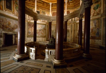 Vnitřní pohled na paleochristickou baptisterii San Giovanni in Laterano (St. John Laterano) (Lateran baptistery nebo San Giovanni in Fonte), postavenou kolem roku 440. Řím