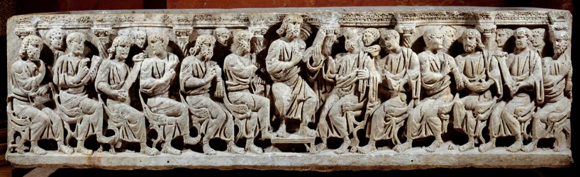 Paleochristian art: vyřezávaný sarkofág zobrazující Krista vyučujícího s herečkou. z Ain. Konec 4. století po JC. Slunce 0,6x2,2 m Paříž, musee du Louvre