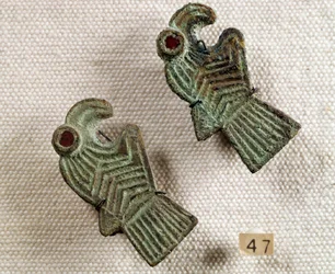 Křesťanský starověk: bronzové fibule vykládané granátem ve tvaru orlích hlav. Národní muzeum archeologie, Saint Germain en Laye