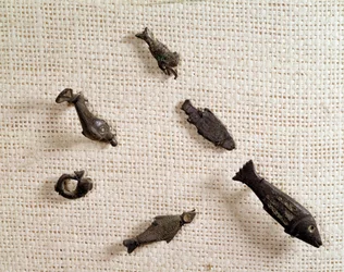 Křesťanský starověk: fibule a kovové šperky ve tvaru ryb. Národní muzeum archeologie, Saint Germain en Laye