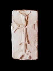 Paleochristian art: kámen zdobený křížem. Z ostrova Kharg, Írán. Paříž, muzeum Louvre