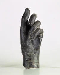 Fragment ruky, možná lukostřelce, z Shami, Malamir, Írán (bronz)