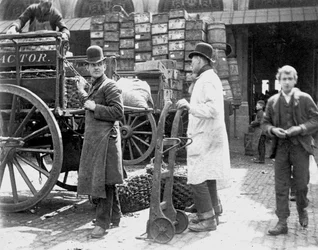 Vykládka na Billingsgate Market, Londýn, 1893