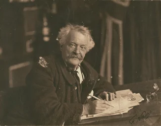 [Félix Nadar sedí u psacího stolu]