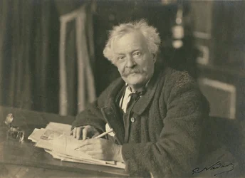 Félix Nadar sedící u psacího stolu