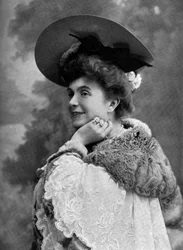 Francouzská komička Jeanne Thomassin jako Suzanne Radiguet ve hře "Les trois Anabaptistes" v Paříži, fotografie z francouzského listu "Le Theatre" říjen 1904