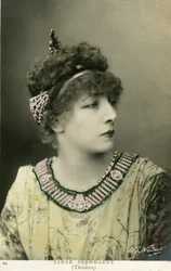 Henriette Rosine Bernard aka Sarah Bernhardt (1844-1923) jako „Théodora“, hra Victoriena Sardoua, v roce 1884 (foto)