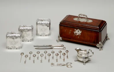 Čajové vybavení, cca 1735 (stříbro a dřevo)