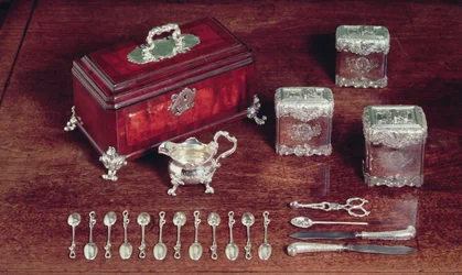 Čajové vybavení, cca 1735 (stříbro a dřevo)