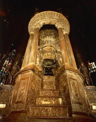 Itálie, Lombardie, Milán, interiér katedrály, ciborium od Pellegrina Tibaldiho známého jako „il Pellegrini“