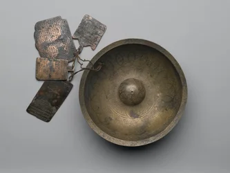 Věštecká mísa Chihil Kilid s nápisy, znameními zvěrokruhu a čtyřmi destičkami, 1679