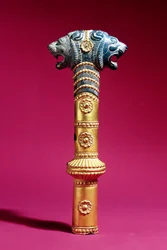 Válcová objímka, střední nebo rané achajmenovské období (zlato a lapis lazuli)