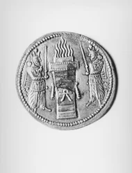 Rub mince Shapur II (310-79) zobrazující obětní ohnivý oltář, Sassanian (stříbrný) (avers viz 142415)