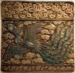 Simurgh (Simorgh nebo Senmurw) - Azulejos - Faience de Kashan (Persie), období Ilkhanide, začátek 14. století (dlaždice, litá keramika, lesk a podglazura, Persie, Kashan, počátek 14. století, období Ilkhanid) - Musee Calouste Gulbenkian, Lisabon (P
