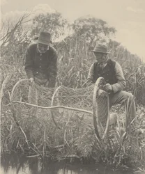 Sestavování sítě na luk,1886 (foto)