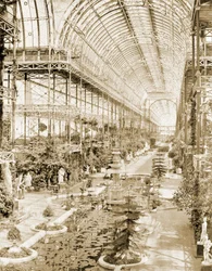 Interiér lodi převzat z galerie nad Queen