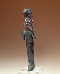 Orientální starožitnosti: fénická bohyně. Soška z bronzu a stříbra. 700-600 před naším letopočtem. Paříž, muzeum Louvre