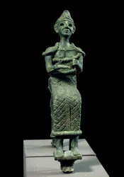 Orientální umění starověku: soška sedící bohyně. Bronzová plastika. Fénické sochařství, kolem roku 1300 př. n. l. Paříž, muzeum Louvre