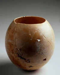 Fénické umění: prázdné pštrosí vejce. Od Laurity (Almunecar). 7. století před naším letopočtem. Ztlumit. 13,2 cm Granada, Museo Arqueologico
