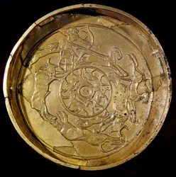 Fénické umění: královská lovecká scéna zdobená zlatým podnosem. Z Ras Shamra (Ugarit nebo Ougarit) 14. století před naším letopočtem. Průměr 19 cm Paříž, muzeum Louvre