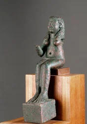 Fénické umění: zobrazení bohyně Aštarty. Bronzová socha ze 7. století př. n. l. Ze svatyně Carambolo ve Španělsku. Rozměry: 16 cm. Sevilla, Archeologické muzeum
