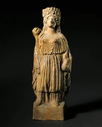 Fénické umění: terakotová soška představující bohyni Tanit. 3.-2. století př. n. l. Madrid, Národní archeologické muzeum.
