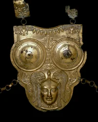 Fénická civilizace: zlatá bronzová bitevní loď Ksour-esSef (Ksour es Saf, Ksour Essef nebo Ksour Essaf). 3.-2. století před naším letopočtem. Muzeum Tunis Bardo