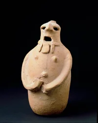 Fénická civilizace: vejčitá soška v terakotě z Isla Plana (Ibiza). 5. století př. n. l. Rozm. 24,7 cm Ibiza, archeologické muzeum