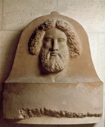 Civilizace Féničanů: hlava člověka vytesaná na fénickém sarkofágu. 4. století před naším letopočtem. Mramorové reliéfní punčochy. Ztlumit. 80 cm Paříž, muzeum Louvre
