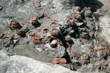 Civilizace Féničanů: zbytky váz, místo tophetu punského města Sulcis na současném ostrově Sant