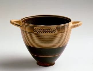 Fénické umění: typ Kotyl řezaný v malované hlíně. Od Lauritia (Almunecar ve Španělsku) Dim. 8x9,2 cm Granada, archeologické muzeum