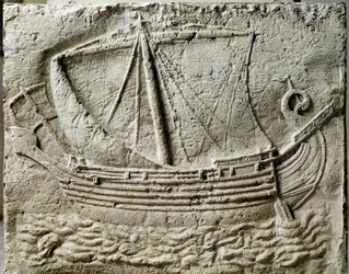 Fénické umění: basreliéf sarkofágu znázorňující obchodní loď - Ze starého přístavu Sidon (Saidoon) v Libanonu - Paříž, muzeum Louvre - Fénická obchodní loď - Detail reliéfu kamenného sarkofágu nalezeného v Sidonu (Libanon) - muzeum Louvre, Paříž