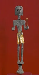 Fénické umění: soška božstva ze stříbra a zlata. 20. nebo 19. století př. n. l. Z Ras Šamry (Ugarit). Výška 28 cm. Národní muzeum v Aleppu, Sýrie