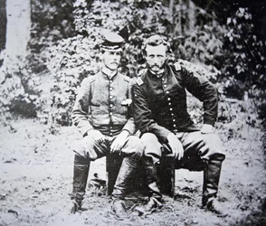 Portrét poručíka George A. Custera (1839-1876) (bez klobouku) s jeho zajateckým poručíkem Washingtonem z Konfederační armády, zachycený v květnu 1862 (černobílá fotografie)