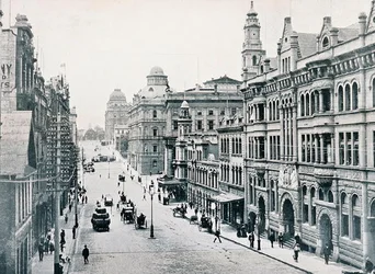 Bridge Street, Sydney, kolem roku 1900, z „Under the Southern Cross - Glimpses of Australia“, vydaného Ministerstvem zahraničních věcí, Melbourne