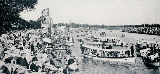 „Henley on the Yarra“, Melbourne, Victoria, kolem roku 1904, z „Under the Southern Cross - Glimpses of Australia“, vydané Ministerstvem zahraničních věcí, Melbourne