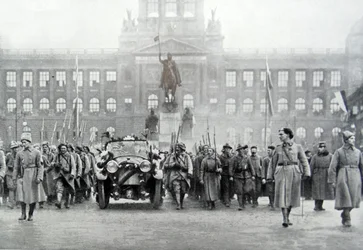 Česká vojska doprovázela prezidenta Tomáše Masaryka v Praze, 25. prosince 1918 (čb foto)
