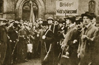 "Bratři, nestřílejte!", protest v Berlíně, listopad 1918 (sépiová fotografie)